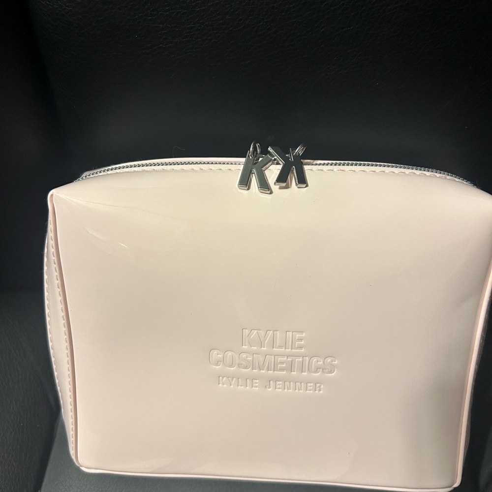 Kylie Cosmetics - Picture 3 of 3